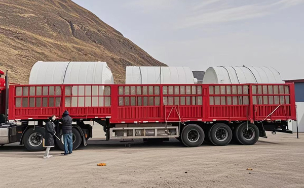 华亭塑料桶装车完毕准备运输中