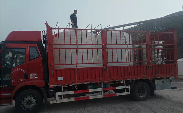 华亭立式运输桶安排发货现场