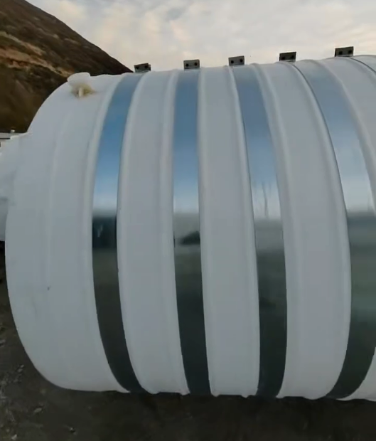 圆形华亭塑料桶批量交付案例：结构稳定，适配多行业液体储运需求